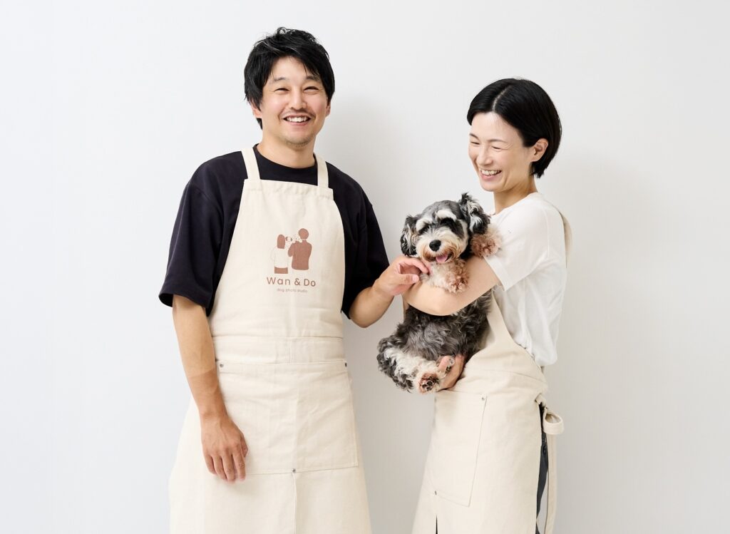 わんこを抱っこするカメラマン